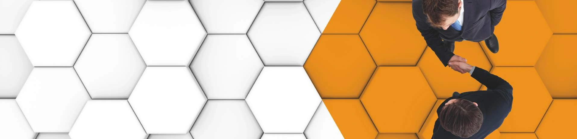 Zwei Geschäftspartner beim Handschlag auf einer weißen und orangefarbenen Wabenstruktur