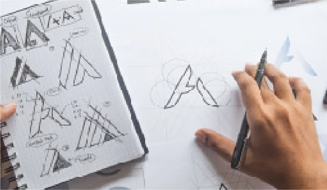 Entwicklung von Logoentwürfen im Skizzenbuch