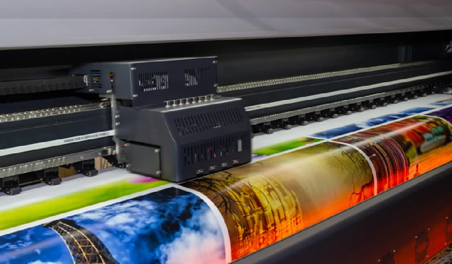 Großformatdrucker mit farbigem Druckmotiv