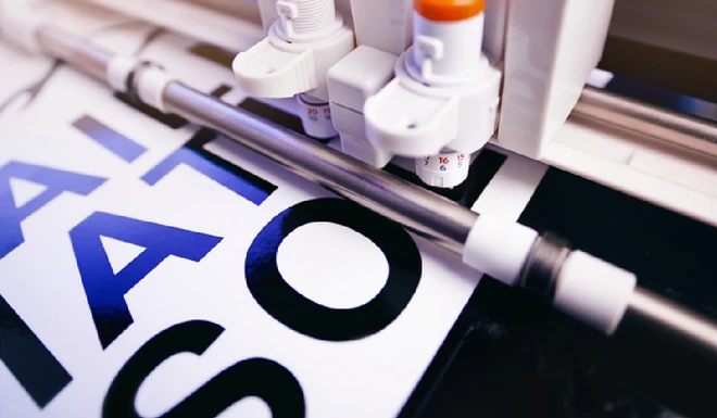 Schneideplotter bei der Herstellung von Folienbuchstaben