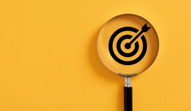 Lupe mit Zielscheibe als Symbol für zielgerichtetes Marketing
