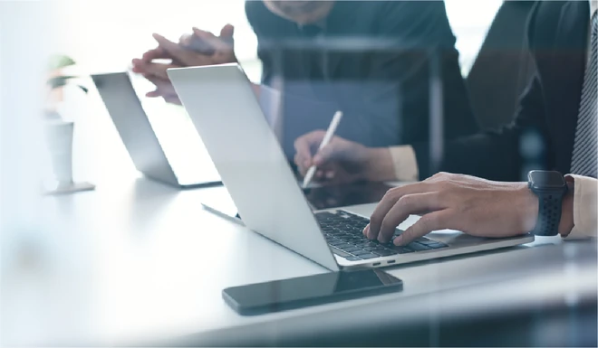 Beratungsgespräch und Planung am Laptop