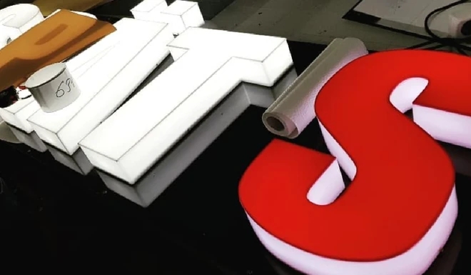 Dreidimensionale Buchstaben für Werbeschilder