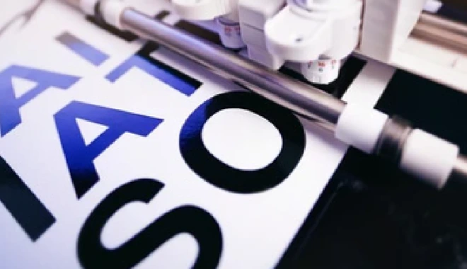 Plotter beim Schneiden individueller Folienbuchstaben